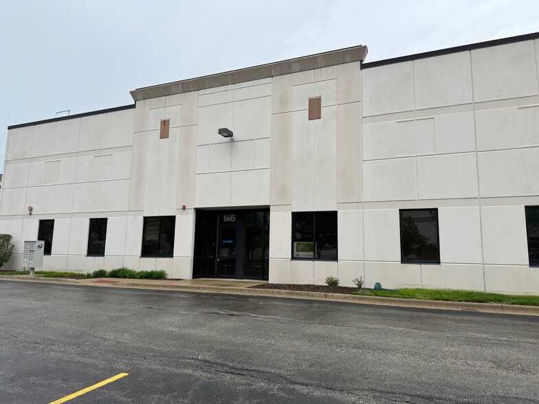 1605 Rock Creek Blvd, Joliet, IL à louer - Photo de l’immeuble – Image 2 sur 14