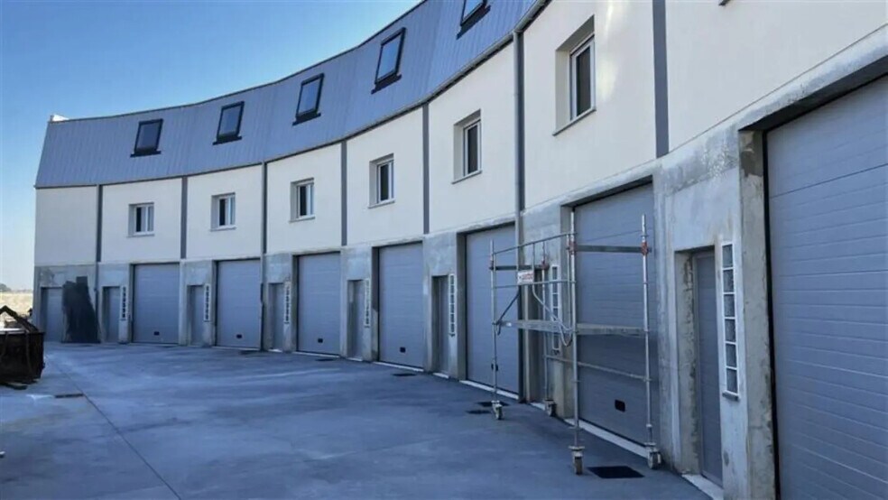 Local d'activités dans Fontenay-Trésigny à vendre - Photo de l’immeuble – Image 1 sur 5