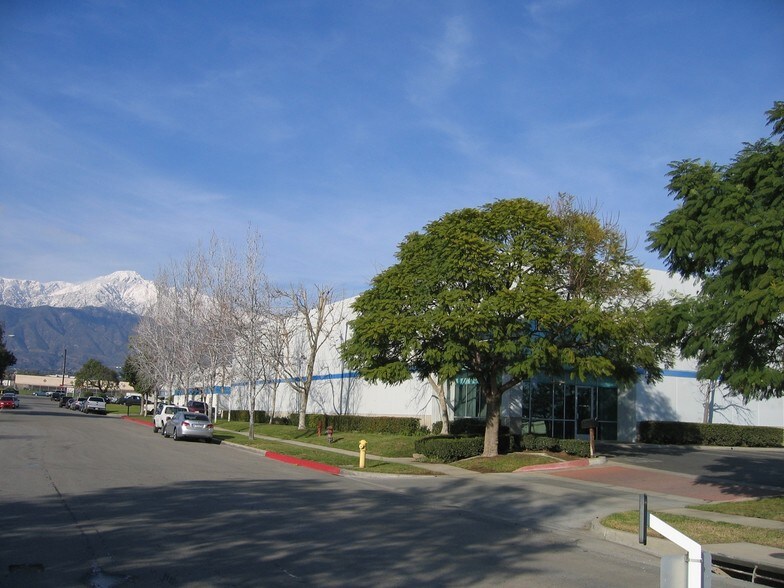 8759 Lion St, Rancho Cucamonga, CA à louer - Photo de l’immeuble – Image 3 sur 7