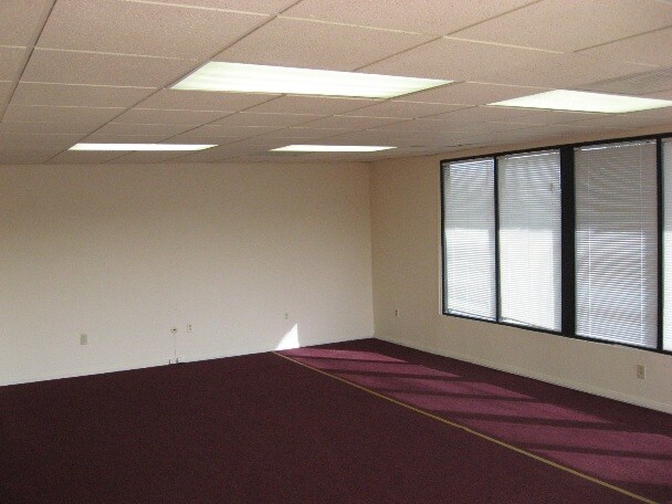 4420 Easton Dr, Bakersfield, CA à louer - Photo intérieure – Image 3 sur 5