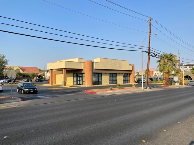 2420-2570 E Desert Inn Rd, Las Vegas, NV à louer Photo de l’immeuble– Image 1 sur 2