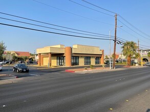 2420-2570 E Desert Inn Rd, Las Vegas, NV à louer Photo de l’immeuble– Image 1 sur 2