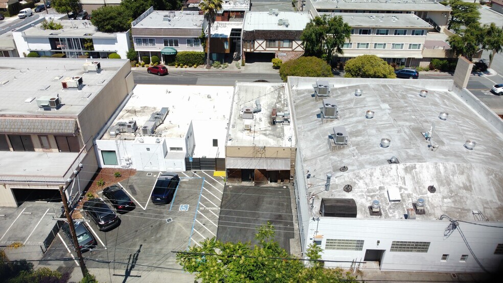 1754 Laurel St, San Carlos, CA à vendre - Photo de l’immeuble – Image 3 sur 4