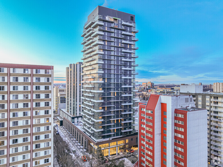 11130 86 Av NW, Edmonton, AB à louer - Photo de l’immeuble – Image 2 sur 25
