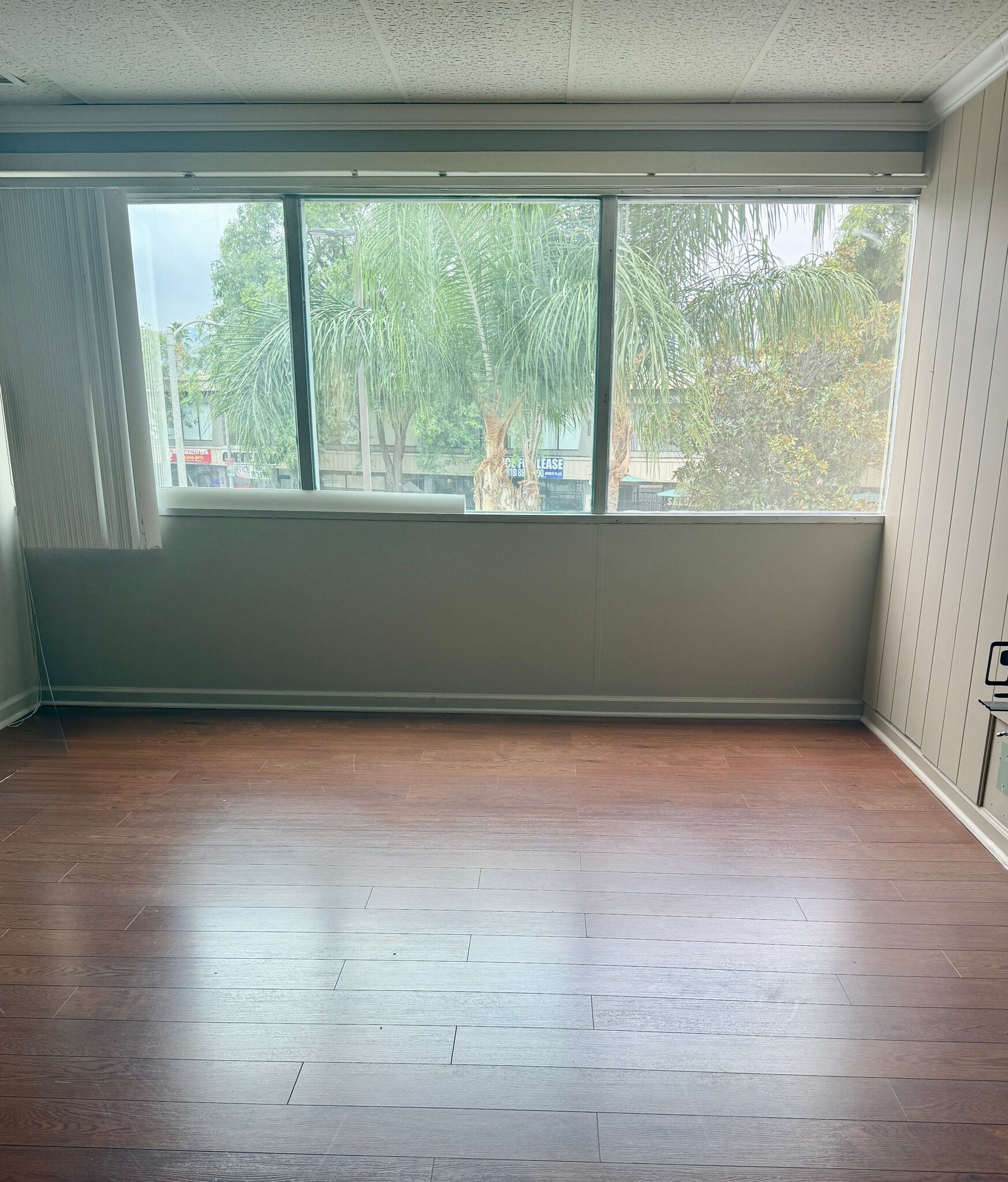 18345 Ventura Blvd, Tarzana, CA à louer Photo intérieure– Image 1 sur 3