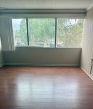 18345 Ventura Blvd, Tarzana, CA à louer Photo intérieure– Image 1 sur 3