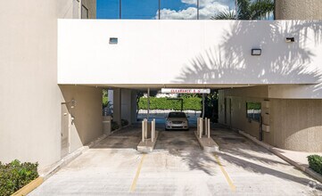 660 US 1 Hwy, North Palm Beach, FL à louer Photo de l’immeuble– Image 2 sur 2