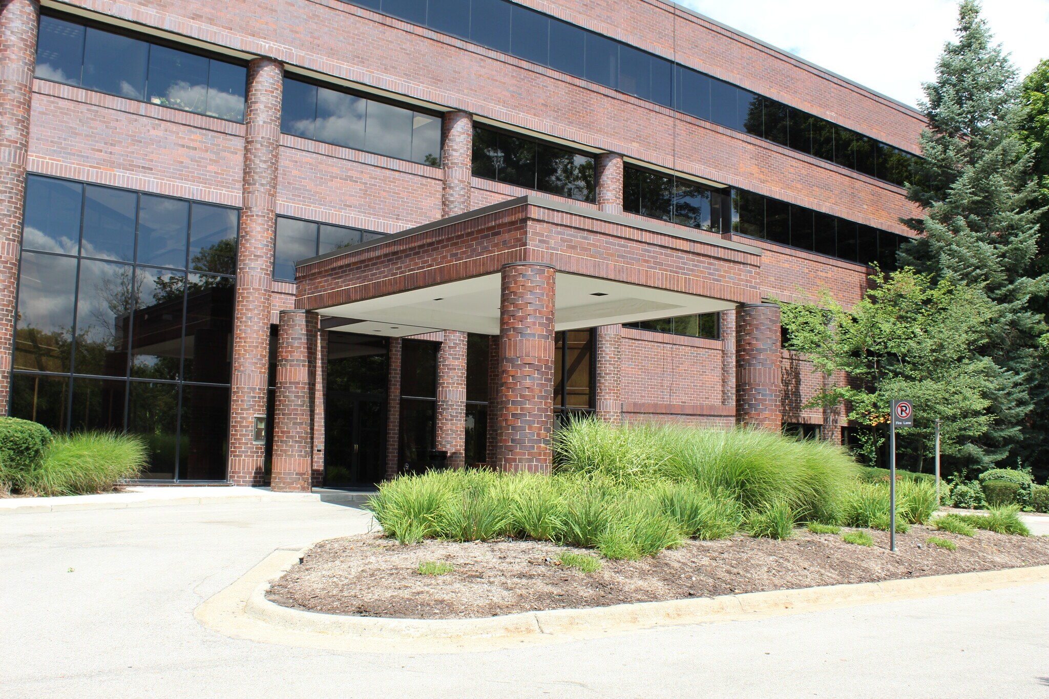 5445 Corporate Dr, Troy, MI à louer Photo de l’immeuble– Image 1 sur 8