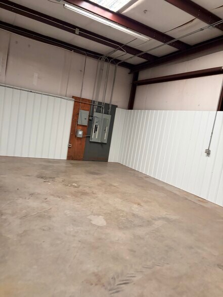 6513 E Old US 421 Hwy, East Bend, NC à louer - Photo de l’immeuble – Image 3 sur 4
