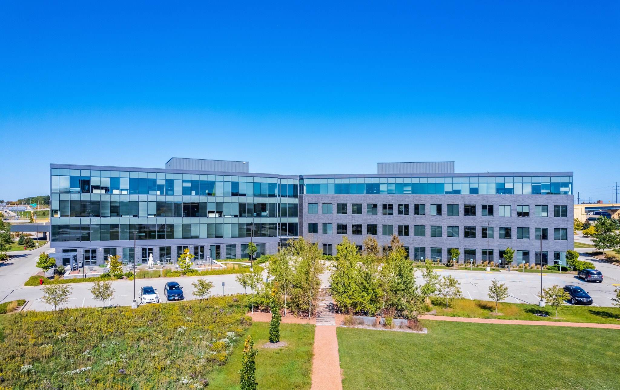 10100 W Innovation Dr, Wauwatosa, WI à louer Photo principale– Image 1 sur 21