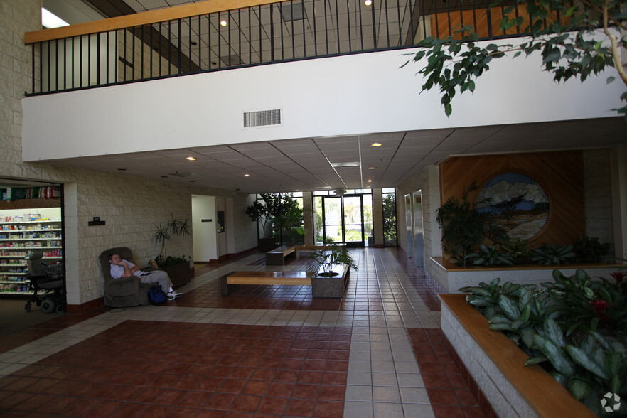1687 Erringer Rd, Simi Valley, CA à louer - Hall d’entrée – Image 3 sur 5