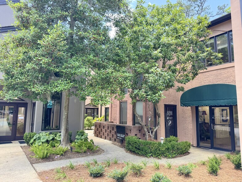 18 Executive Park Rd, Hilton Head Island, SC à louer - Photo de l’immeuble – Image 2 sur 12