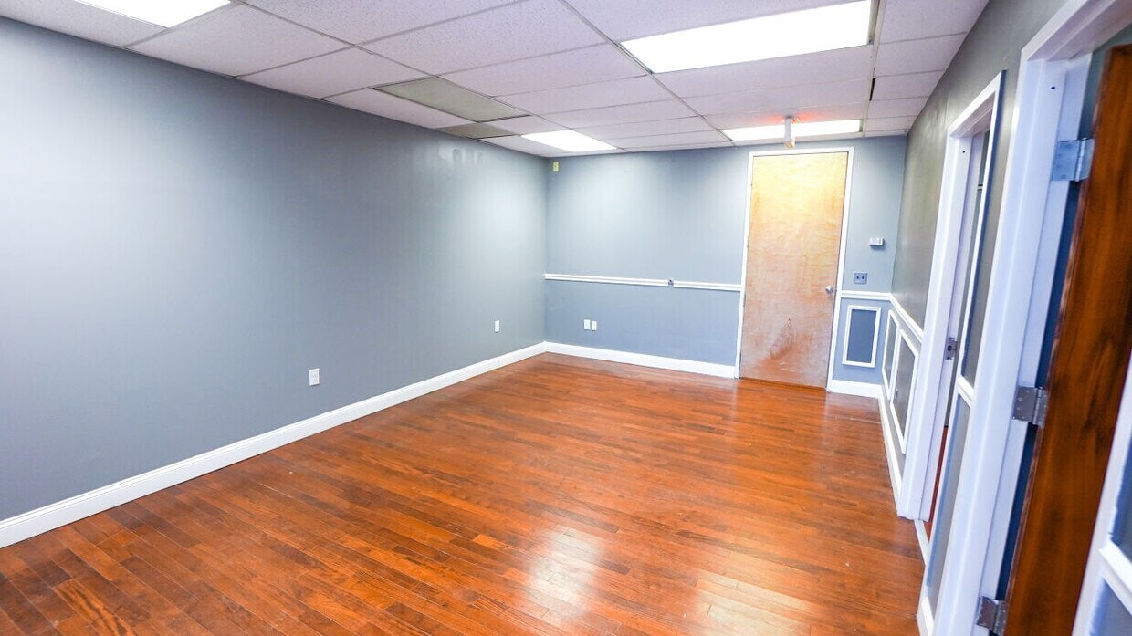 2 Lincoln Hwy, Edison, NJ 08820 - Lot 402 - - Photo intérieure - Image 2 of 7