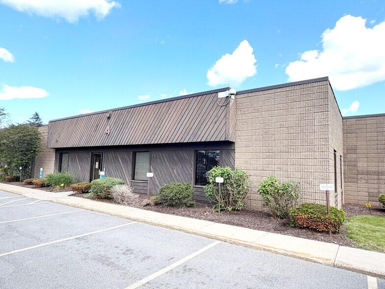 6075 E Molloy Rd, Mattydale, NY à louer - Photo de l’immeuble – Image 2 sur 11