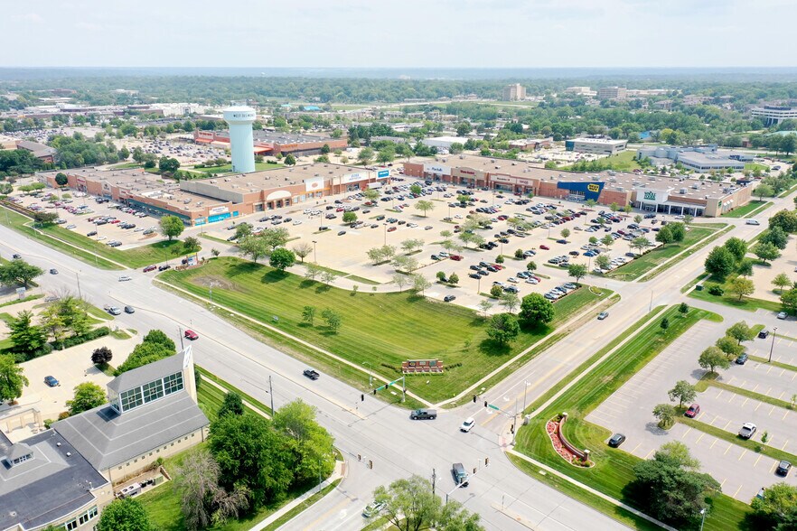 3700-4120 University Ave, West Des Moines, IA à louer - Photo de l’immeuble – Image 1 sur 7