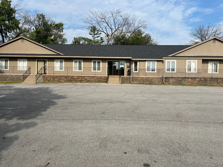 7445 University Ave, Des Moines, IA à louer - Photo de l’immeuble – Image 1 sur 9