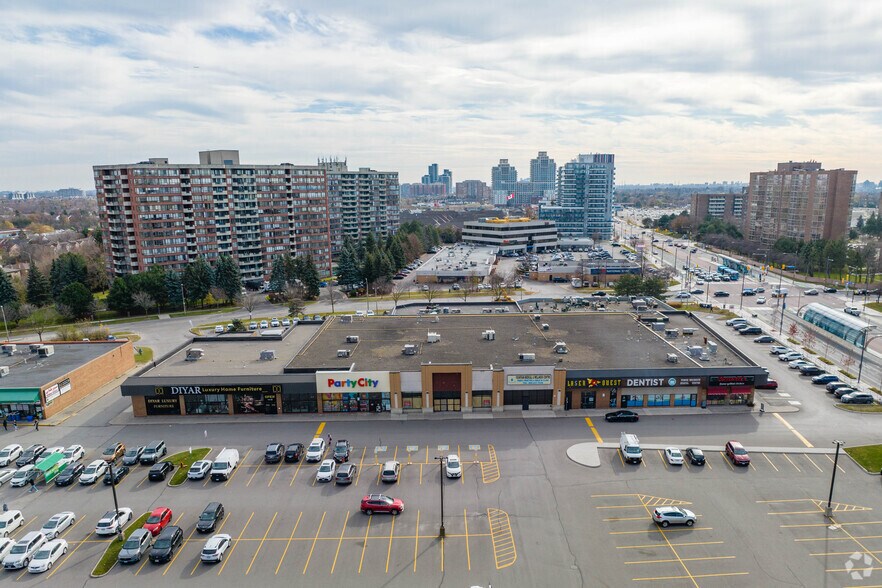 9625 Yonge St, Richmond Hill, ON à vendre - Photo de l’immeuble – Image 2 sur 6