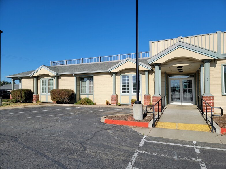 1221 Bridge St, Yuba City, CA à louer - Photo de l’immeuble – Image 3 sur 7