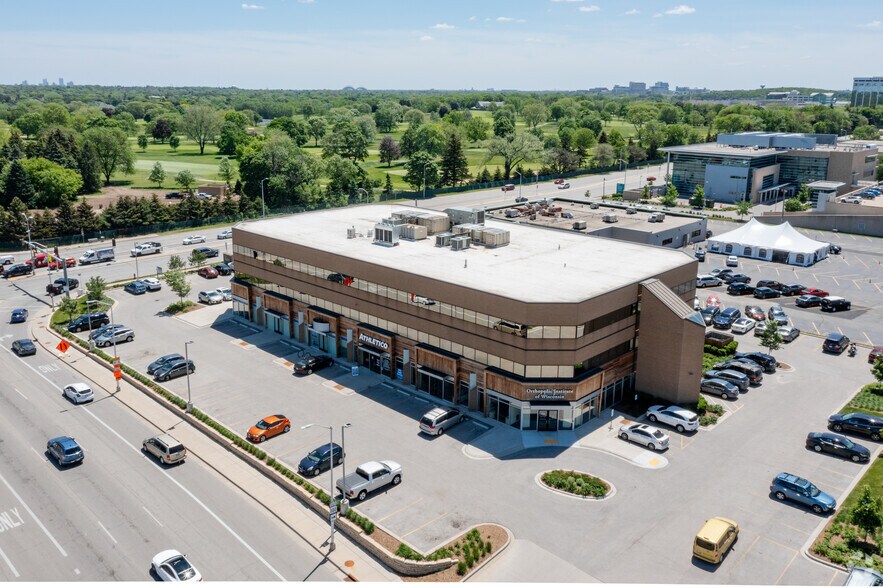 3077 N Mayfair Rd, Wauwatosa, WI à louer - Photo de l’immeuble – Image 2 sur 17