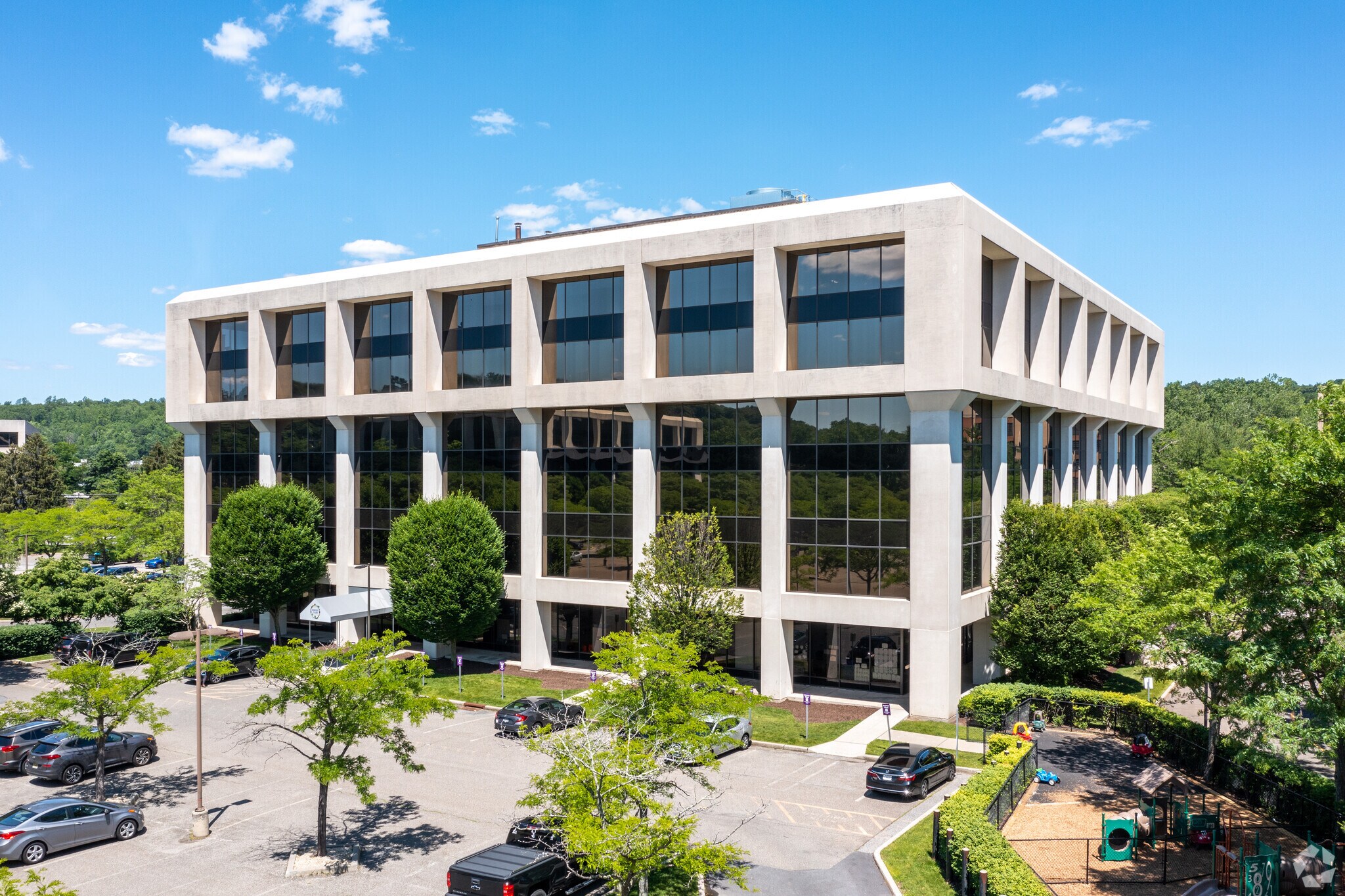580 White Plains Rd, Tarrytown, NY à louer Photo de l’immeuble– Image 1 sur 7