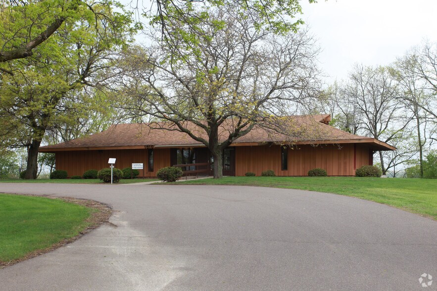 1010 Oak Ridge Dr, Eau Claire, WI à louer - Photo principale – Image 1 sur 15