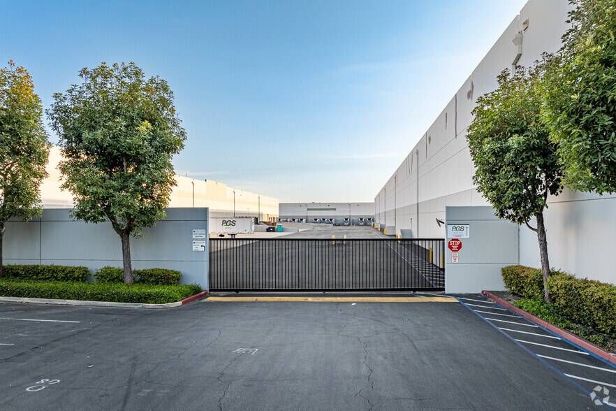 8570-8610 Mercury Ln, Pico Rivera, CA à louer - Photo de l’immeuble – Image 3 sur 12