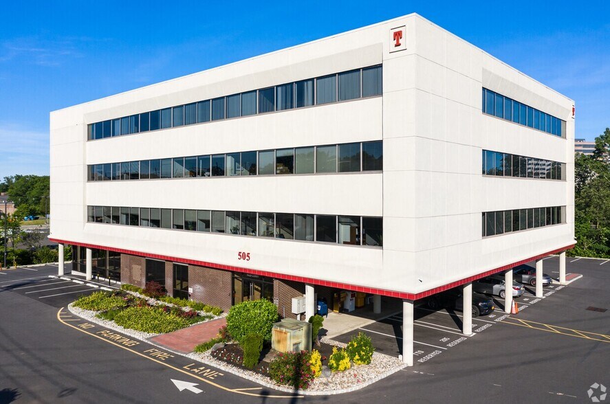 505 Thornall St, Edison, NJ à louer - Photo de l’immeuble – Image 2 sur 17