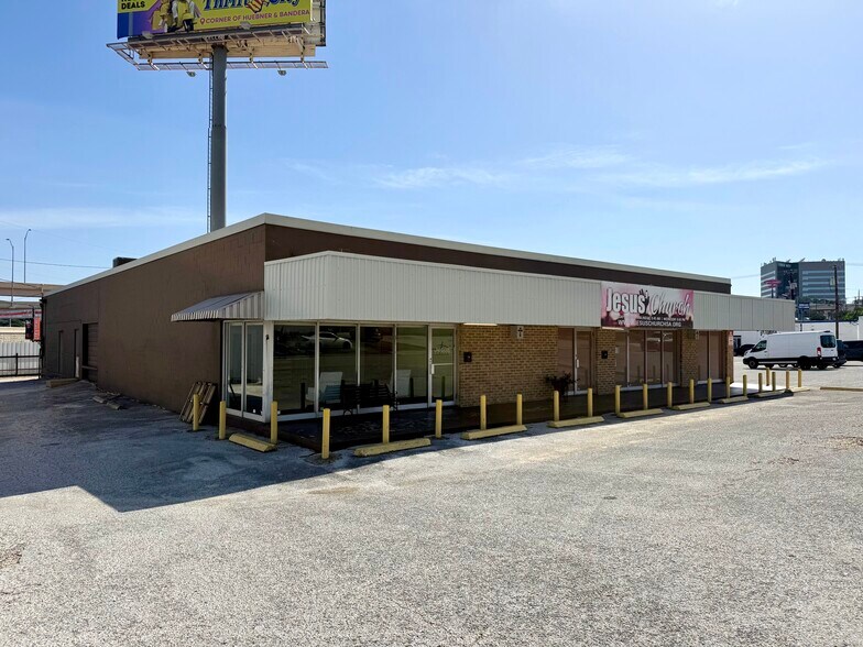 5726 Mobud St, San Antonio, TX à louer - Photo de l’immeuble – Image 2 sur 8