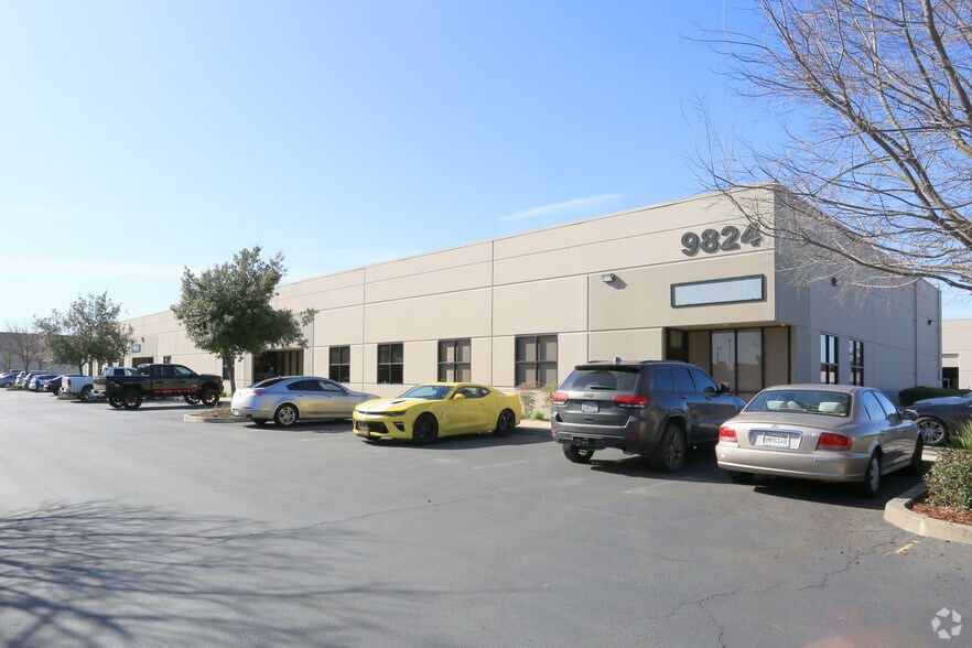 9824 Dino Dr, Elk Grove, CA à louer - Photo de l’immeuble – Image 2 sur 3