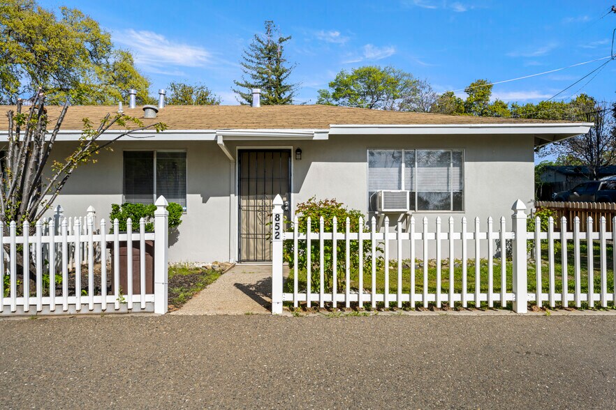 852 Live Oak Way, Auburn, CA à vendre - Photo de l’immeuble – Image 3 sur 12