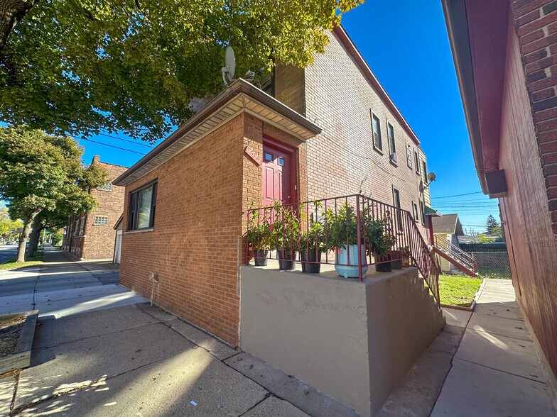 10401 S Ewing Ave, Chicago, IL à vendre - Photo de l’immeuble – Image 3 sur 13