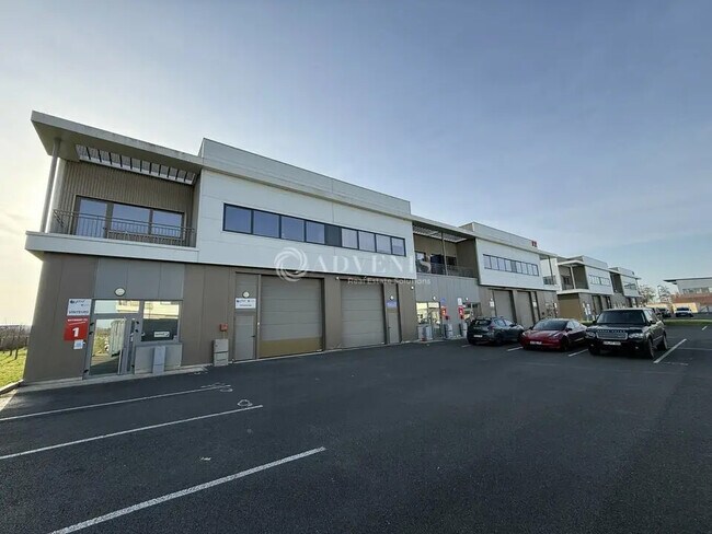 Plus de détails pour Local d'activités à louer