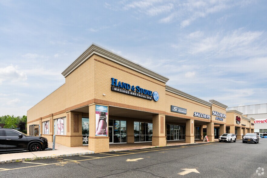 Bricktown Way, Staten Island, NY à vendre - Photo de l’immeuble – Image 2 sur 3