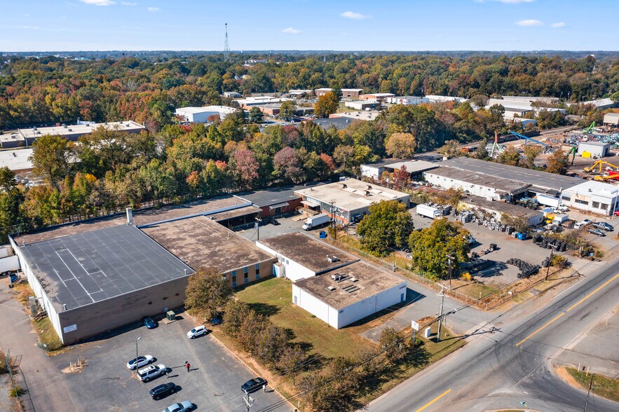 231 Atando Ave, Charlotte, NC à louer - Photo de l’immeuble – Image 2 sur 9