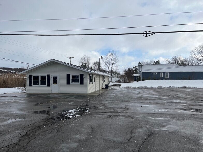 1678 Mayfield Rd, Lapeer, MI à louer - Photo de l’immeuble – Image 2 sur 12