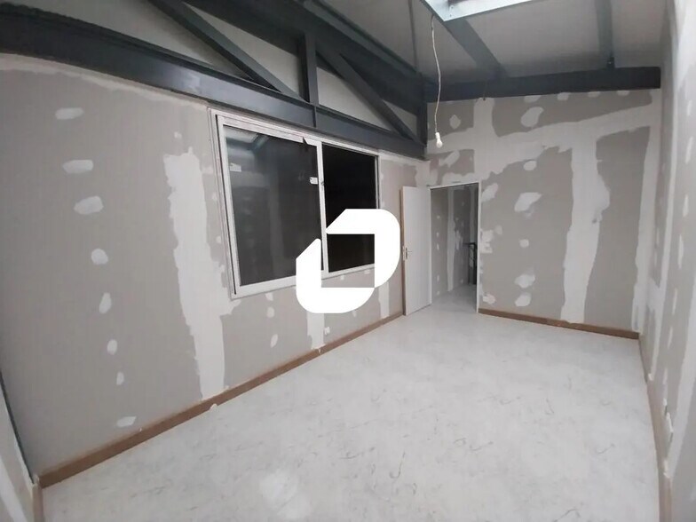 Local d’activités dans Montfermeil à louer - Photo de l’immeuble – Image 3 sur 13