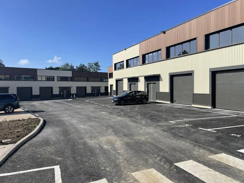 Local d’activités dans Marcoussis à louer - Photo de l’immeuble – Image 1 sur 12