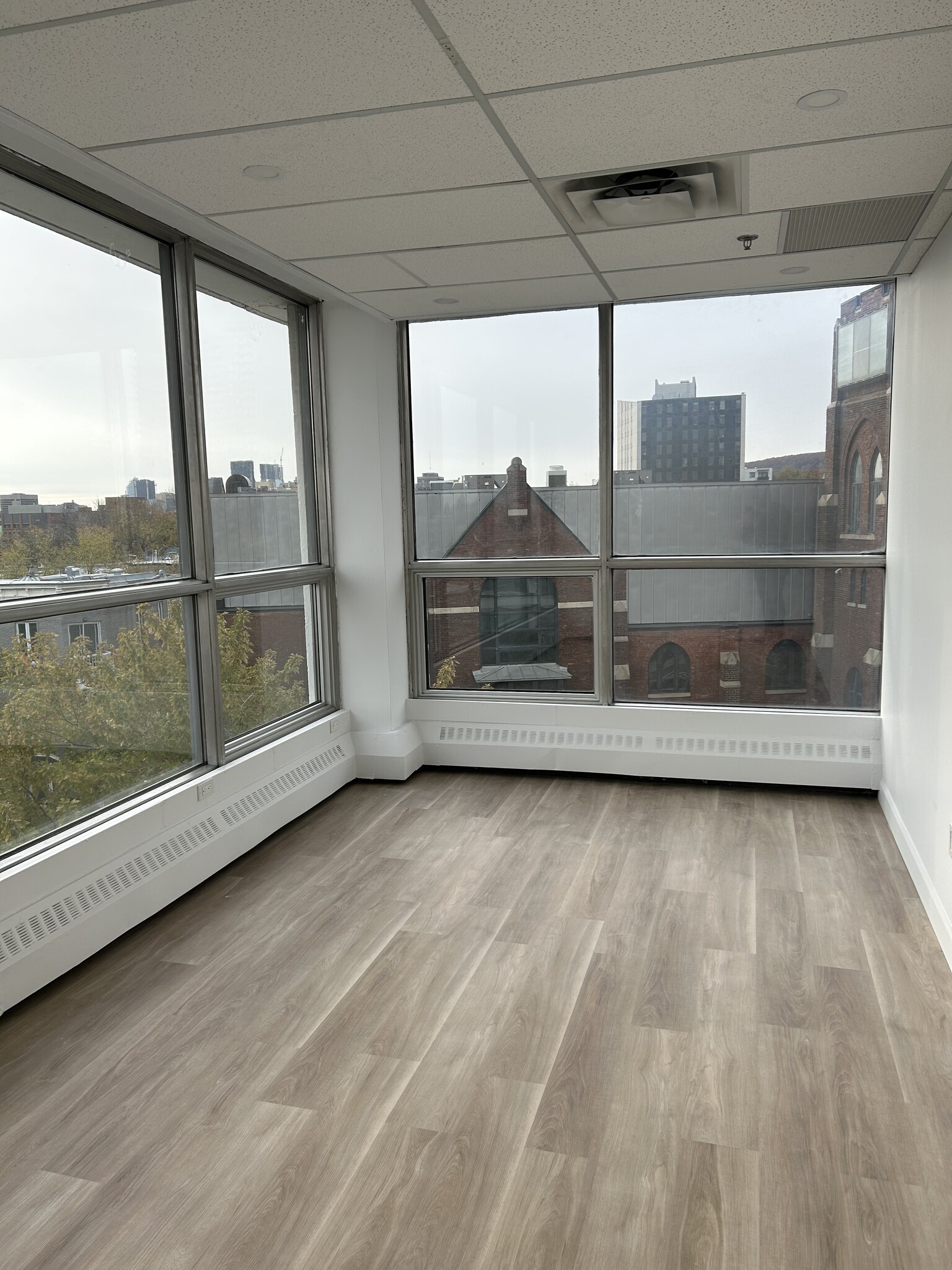 2120 Rue Sherbrooke E, Montréal, QC à louer Photo intérieure– Image 1 sur 4