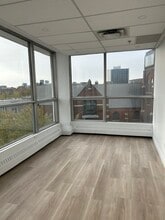 2120 Rue Sherbrooke E, Montréal, QC à louer Photo intérieure– Image 1 sur 4