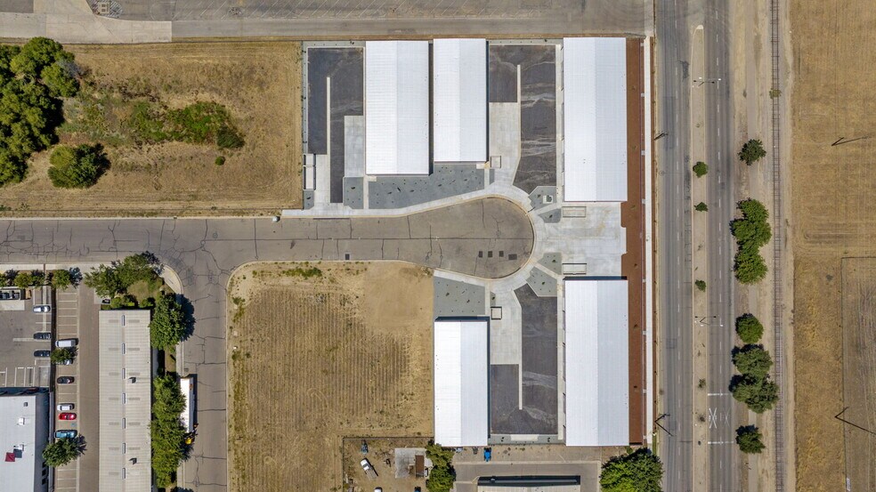 1326 N Nevada St, Visalia, CA à louer - Photo de l’immeuble – Image 3 sur 3