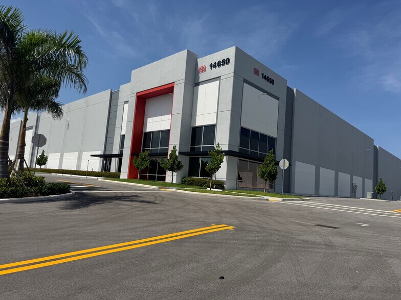 14850 NW 37th Ave, Opa Locka, FL à louer - Photo de l’immeuble – Image 3 sur 23