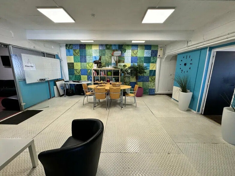 Bureau dans Cormelles-le-Royal à louer - Photo de l’immeuble – Image 3 sur 12