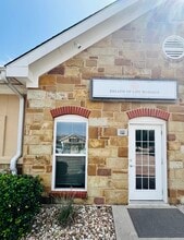305 N Heatherwilde Blvd, Pflugerville, TX à louer Photo de l’immeuble– Image 1 sur 10