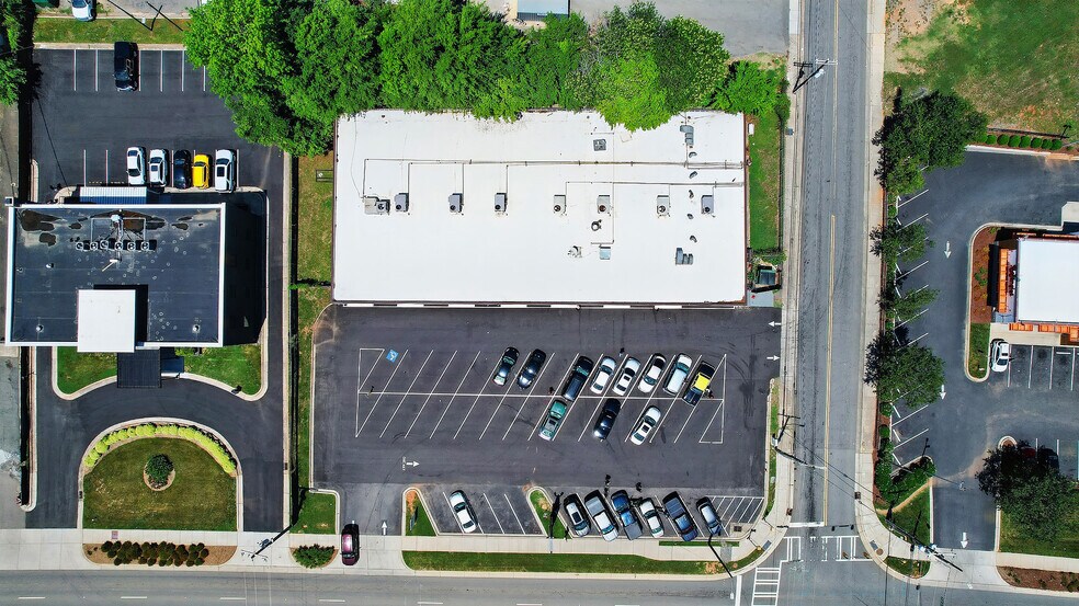 2417 N Tryon St, Charlotte, NC à louer - Photo de l’immeuble – Image 3 sur 8