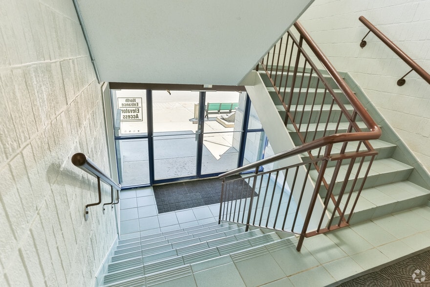 495 36 St NE, Calgary, AB à louer - Hall d’entrée – Image 3 sur 30