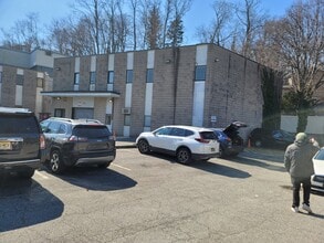 319-321 E Shore Rd, Great Neck, NY à louer Photo de l’immeuble– Image 2 sur 11