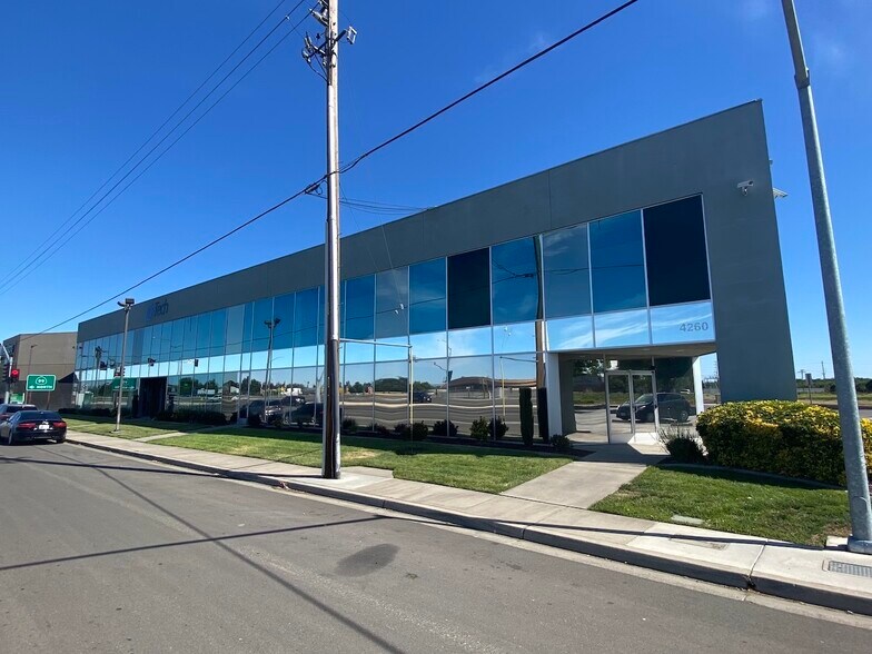 4260 Sisk Rd, Modesto, CA à louer - Photo de l’immeuble – Image 2 sur 12