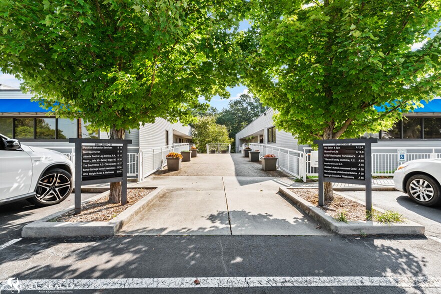 6667 Vernon Woods Dr, Atlanta, GA à louer - Photo de l’immeuble – Image 3 sur 15