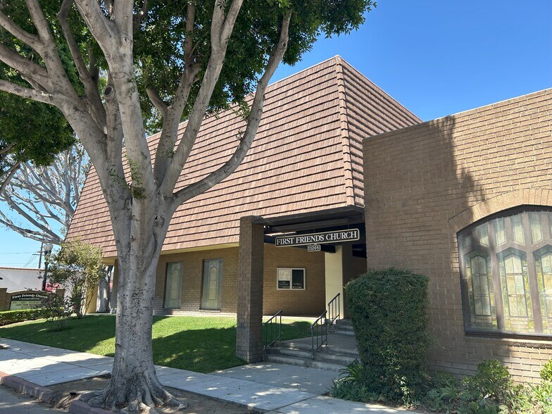 13205 Philadelphia St, Whittier, CA à louer - Photo de l’immeuble – Image 1 sur 4