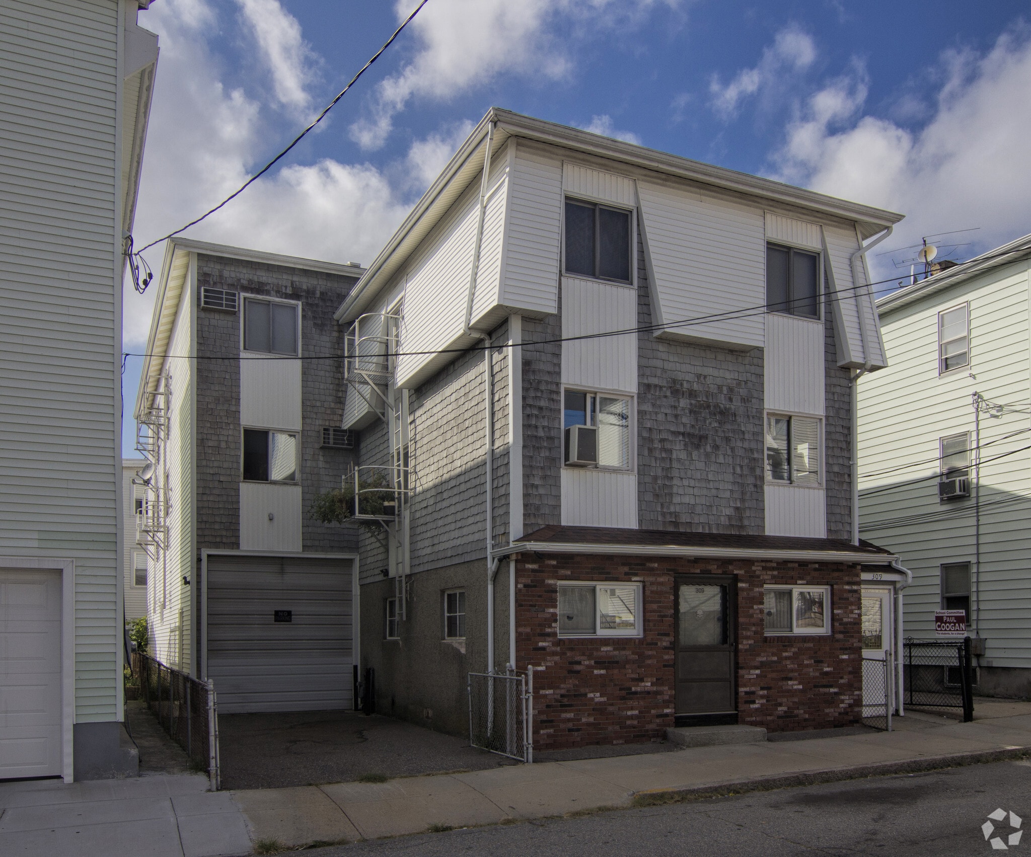 25 Multifamily Units in Fall River, MA portefeuille de 3 biens à vendre sur LoopNet.fr Photo principale– Image 1 sur 4